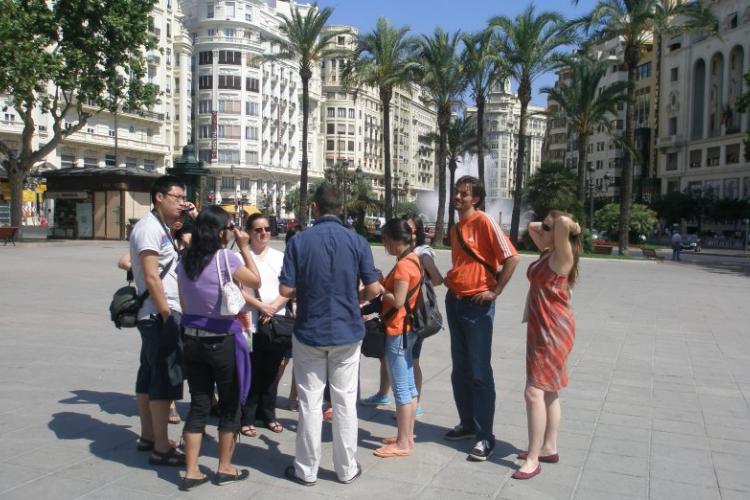 turistas durante una visita guiada en el centro