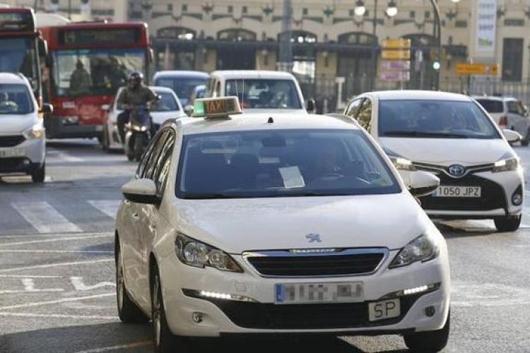 taxi blanco circulando por valencia