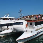 catamarán en la darsena del puerto