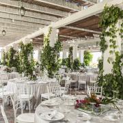 terraza con mesas preparadas para evento en campo aníbal
