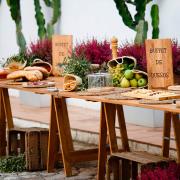 mesa con quesos preparada para evento al aire libre
