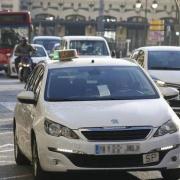 taxi blanco circulando por valencia